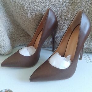 Womens size 6 Stilettos  heels pointed  toe color brown